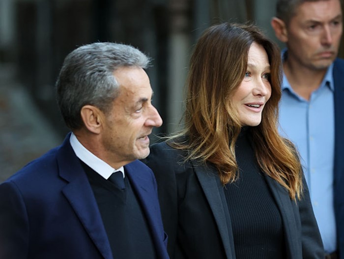 H στιγμή που ο Nicolas Sarkozy φεύγει από το σπίτι του για να εκτίσει την ποινή του στη φυλακή