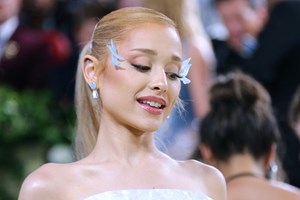 Ariana Grande | Το στοιχείο στην τελευταία της εμφάνιση που προκαλεί ανησυχία για την υγεία της - εικόνα 1