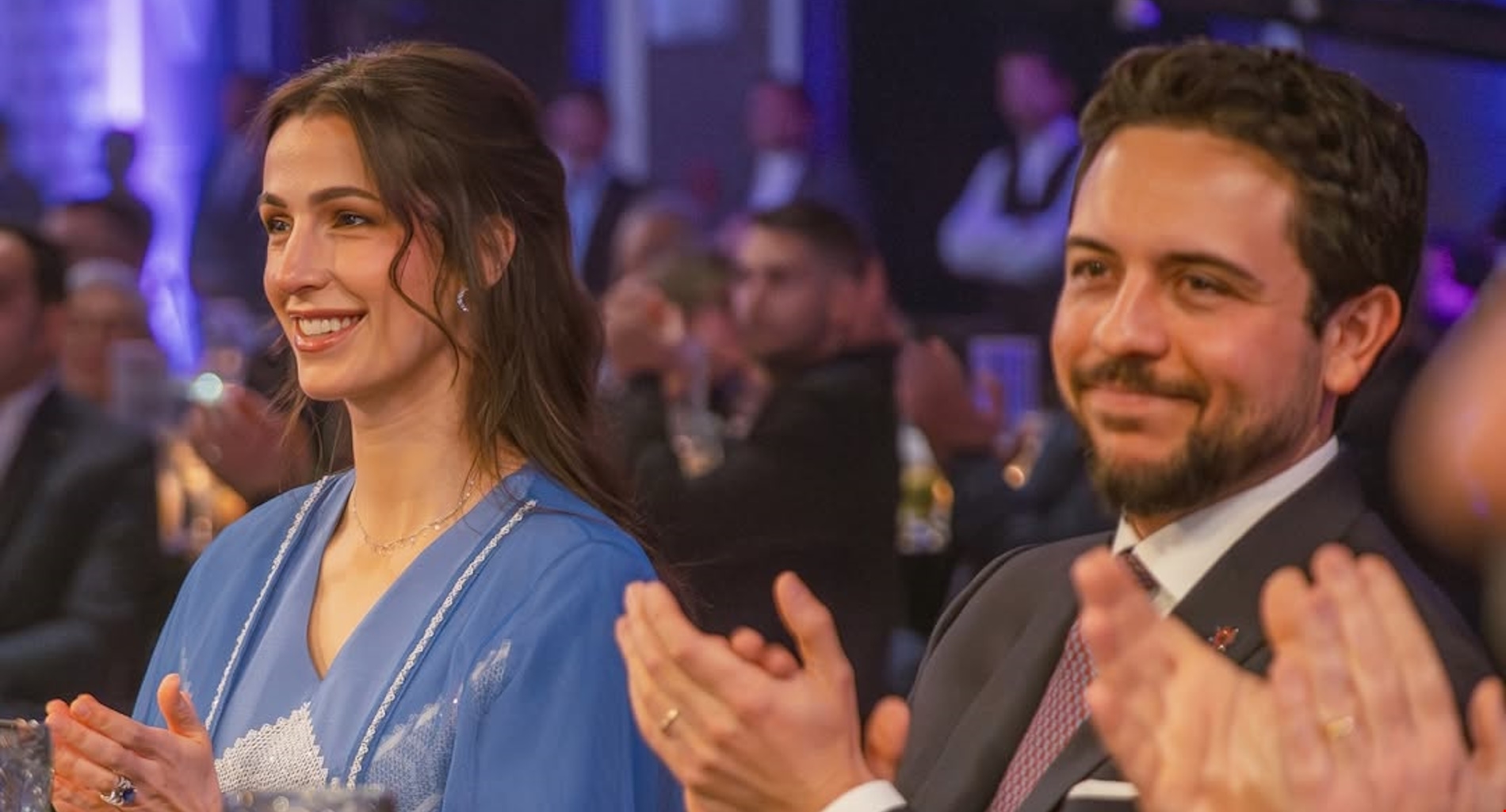 Πώς η Rajwa της Ιορδανίας συνδύασε την παραδοσιακή αμπάγια με πολυτελές αξεσουάρ ιταλικής υπογραφής