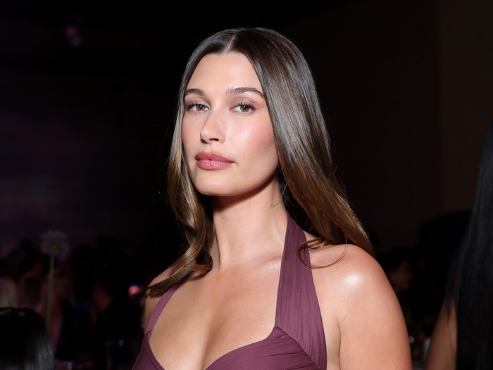 Hailey Bieber | Από τα glass nails στο πιο ζεστό φθινοπωρινό cat-eye