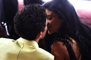 Kylie Jenner | H τολμηρή εμφάνιση σε αγώνα τένις δίπλα στον Timothée Chalamet - εικόνα 1