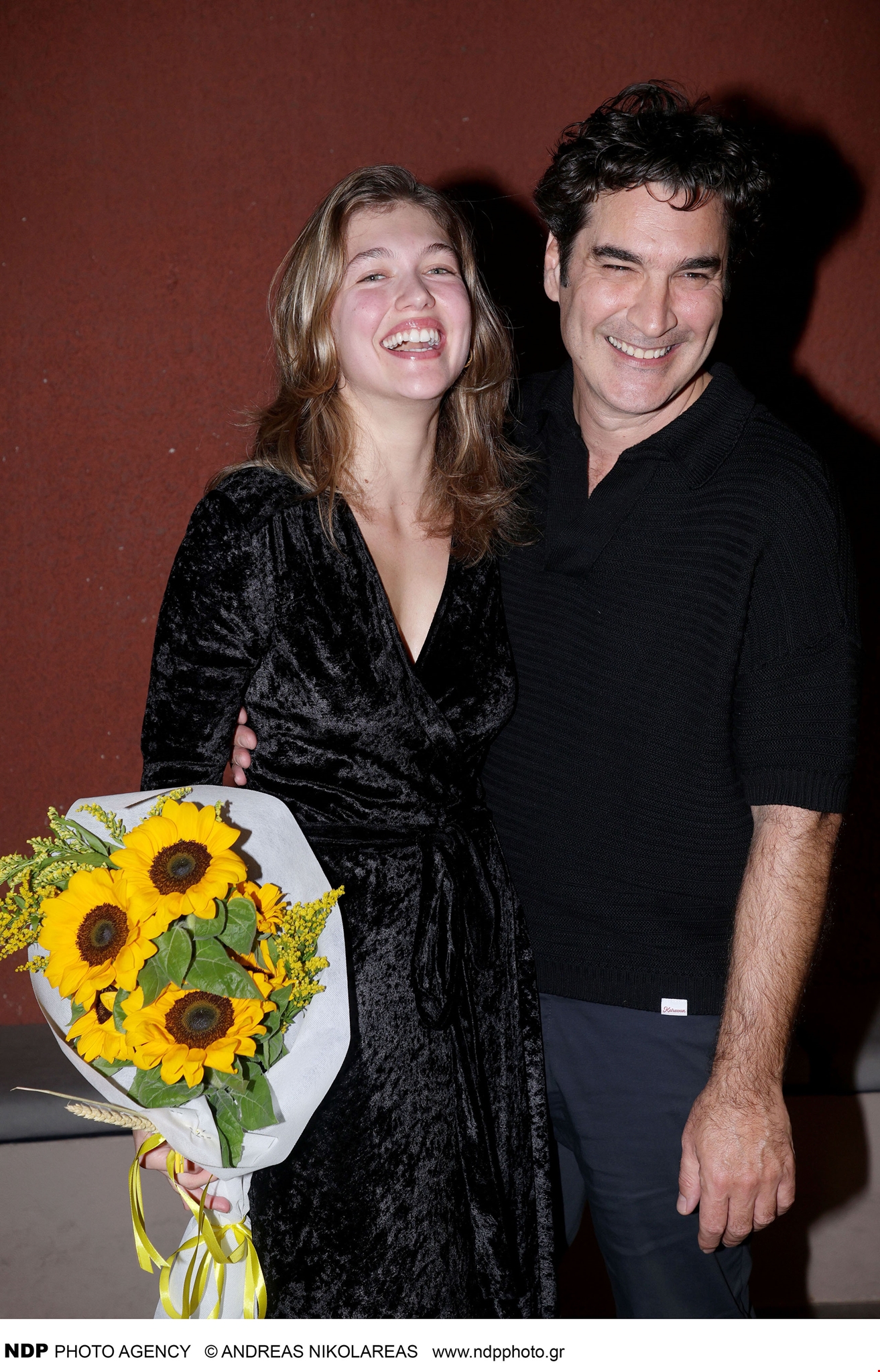 Η Τζένη Μπαλατσινού μας ανοίγει την εξοχική της κατοικία στην Πάτμο | Το παραδοσιακό ύφος, η μίνιμαλ διακόσμηση, τα ξύλινα και πέτρινα στοιχεία - εικόνα 1