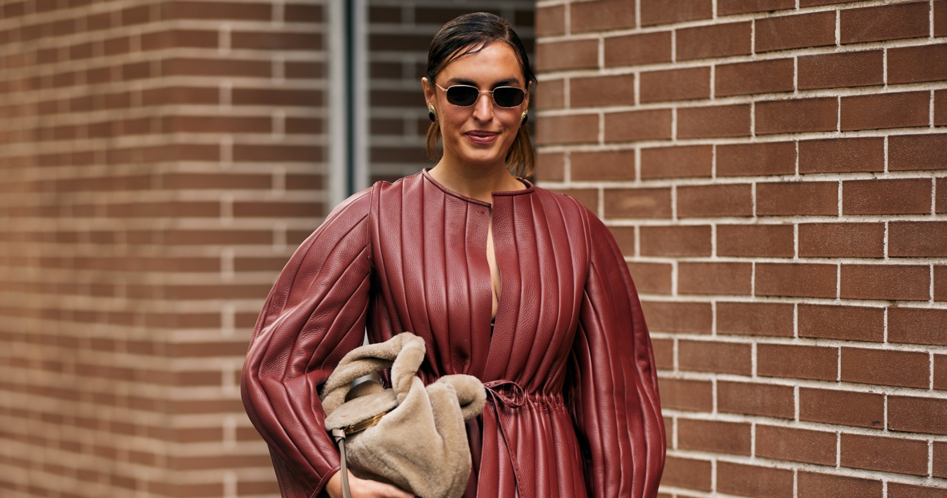 Ο μοντέρνος τρόπος για να φορέσεις μία μπλούζα φούτερ σύμφωνα με τη Βίκυ Καγιά - εικόνα 1