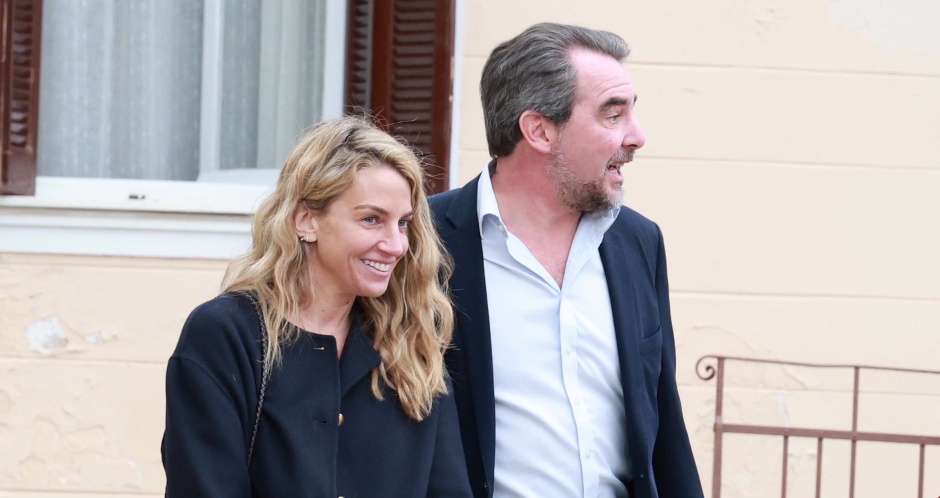 Χρυσή Βαρδινογιάννη - Νικόλαος Ντε Γκρες | Χαλαρή βραδινή έξοδος σε ελληνικό νησί με αγαπημένα τους πρόσωπα - εικόνα 1