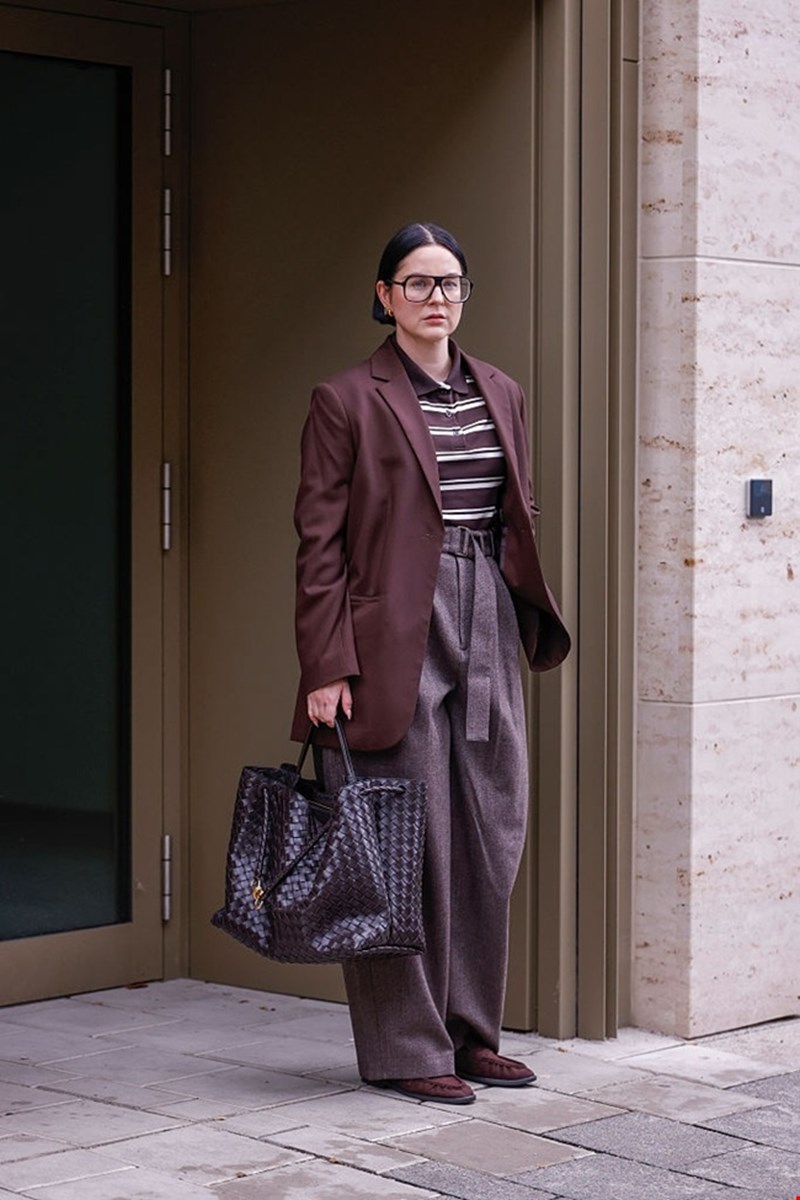 Η καστόρινη τσάντα από τη Mango που θα απογειώσει όλα τα office looks