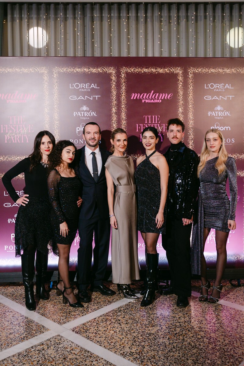 Ο Δημήτρης και η Ζέτα Τσακούμη με την ομάδα της Do It For Fun PR