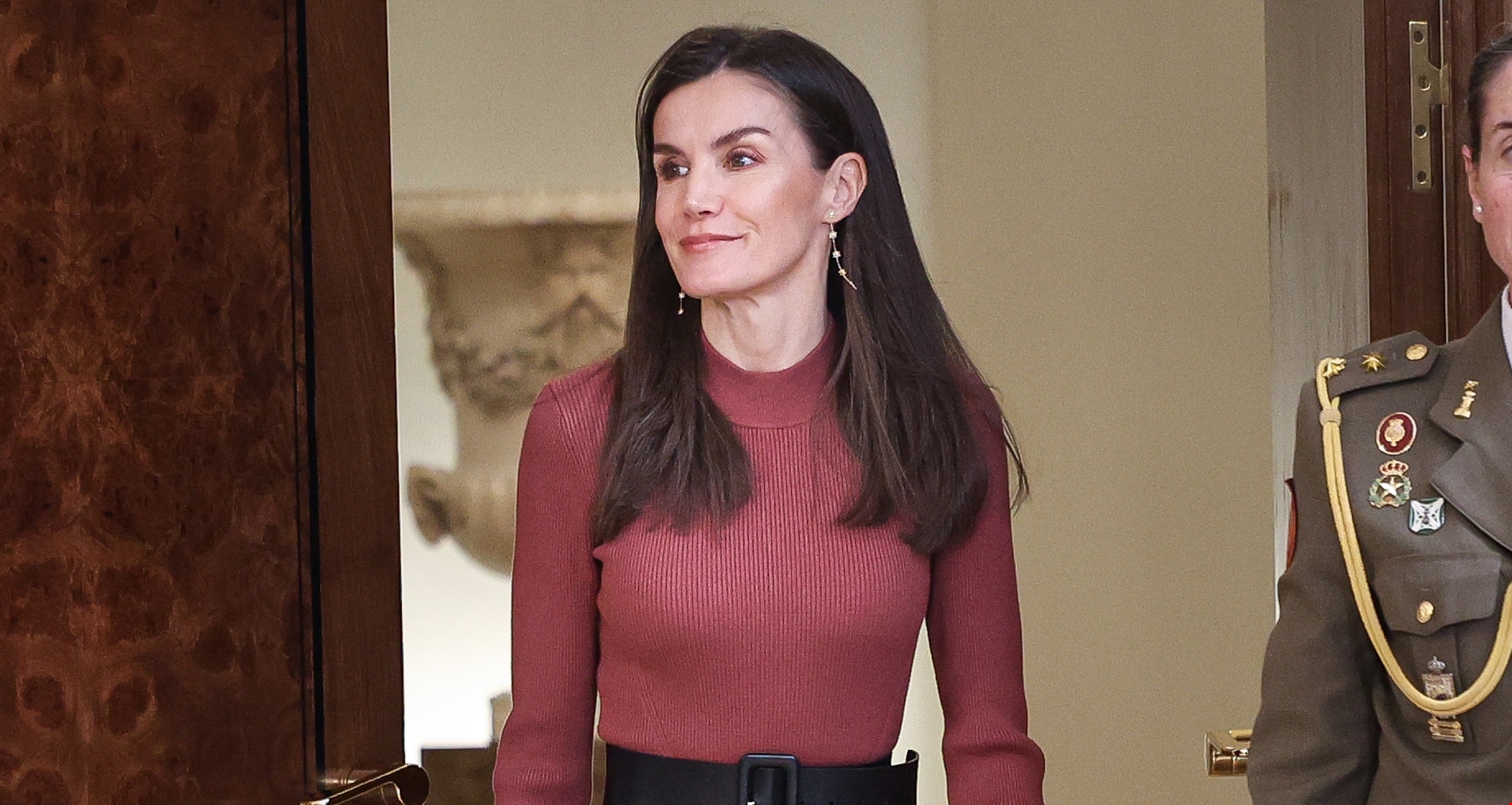 Ο αλάνθαστος τρόπος για να φορέσεις ένα statement περιδέραιο σύμφωνα με το στιλ της βασίλισσας Maxima της Ολλανδίας - εικόνα 1