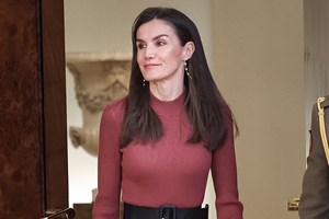 Βασίλισσα Letizia της Ισπανίας | Με midi floral φόρεμα από τη Massimo Dutti και αξεσουάρ σε γήινους τόνους - εικόνα 2