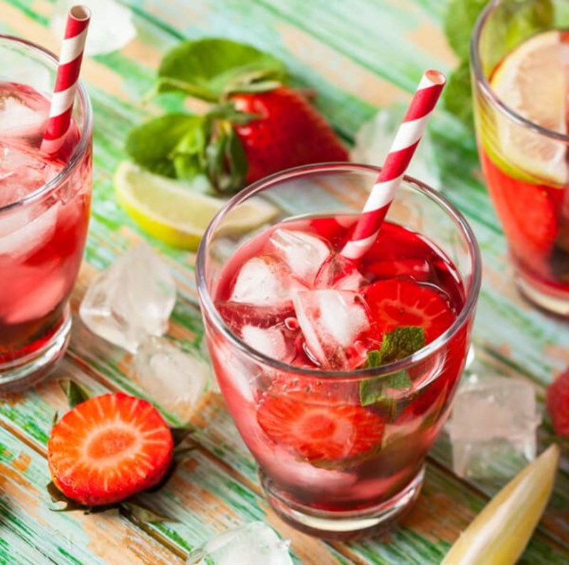 Γευστικό νερό με μέντα και φράουλες έτοιμο σε λίγα λεπτά