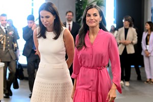 Καλύτερα με σανδάλια ή εσπαντρίγιες; Η βασίλισσα Letizia δίνει νέα ζωή στο midi Μango φόρεμά της - εικόνα 4