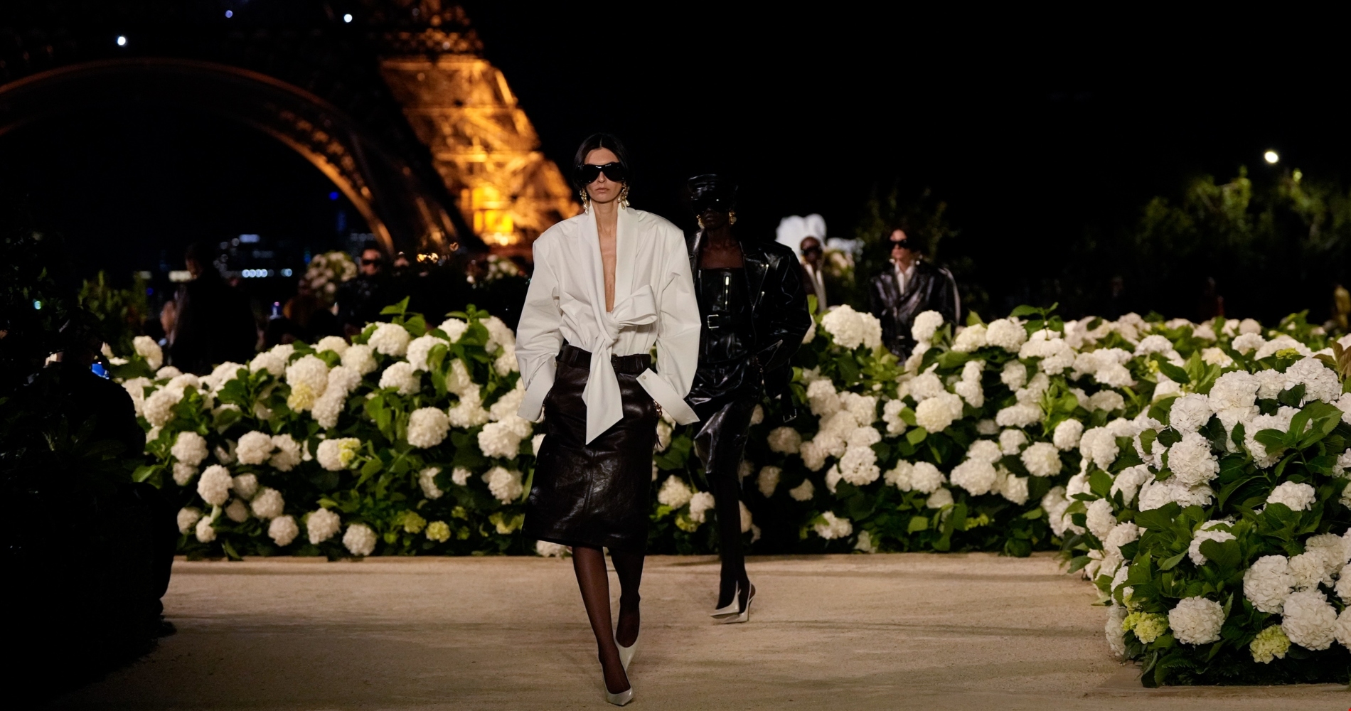 Σία Κοσιώνη | Το βραδινό σύνολο με λευκό κοστούμι και knit top - εικόνα 3