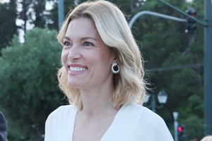 Η Βίκυ Καγιά με γαλάζιο μπικίνι | Το διαχρονικό cover-up που επέλεξε - εικόνα 1