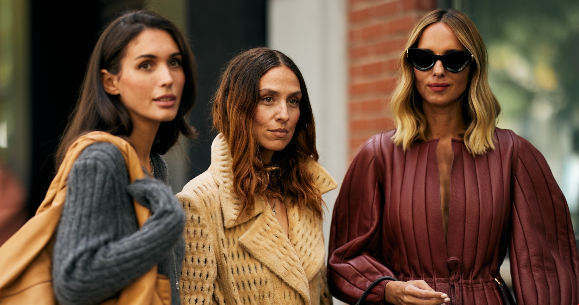 Η Βίκυ Καγιά με καφέ κάπα και bermuda shorts σε επίδειξη μόδας - εικόνα 4