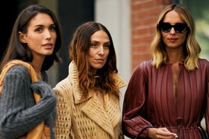 Η Βίκυ Καγιά με καφέ κάπα και bermuda shorts σε επίδειξη μόδας - εικόνα 4