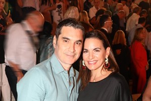 Ο Χριστόφορος Παπακαλιάτης φωτογραφίζει τη Χάρι Αλεξίου και τους ηθοποιούς του Maestro στο αγαπημένο τους νησί - εικόνα 1