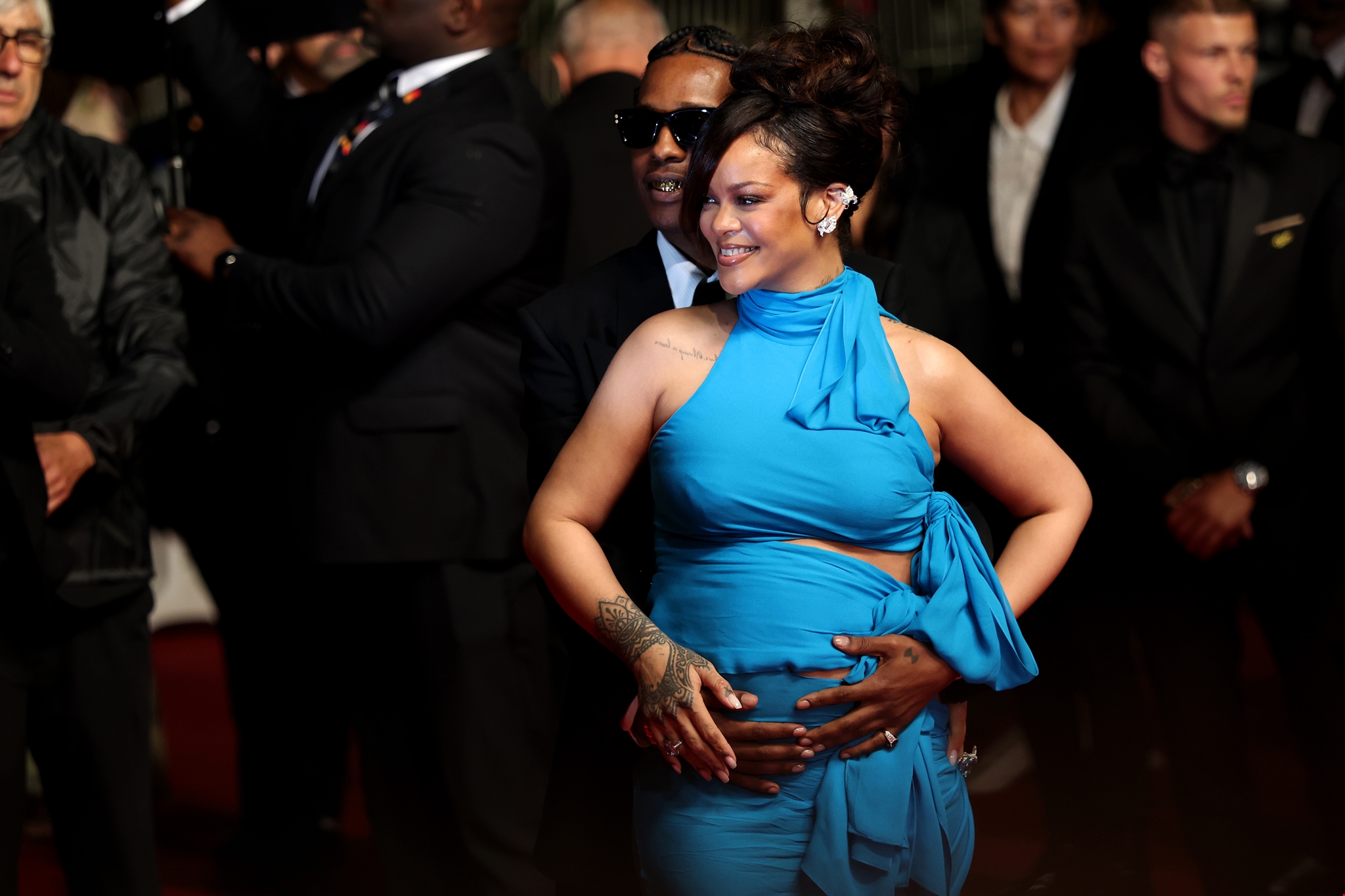 Rihanna | Πρώτη εμφάνιση στο κόκκινο χαλί μετά τη γέννηση της κόρης της - εικόνα 2