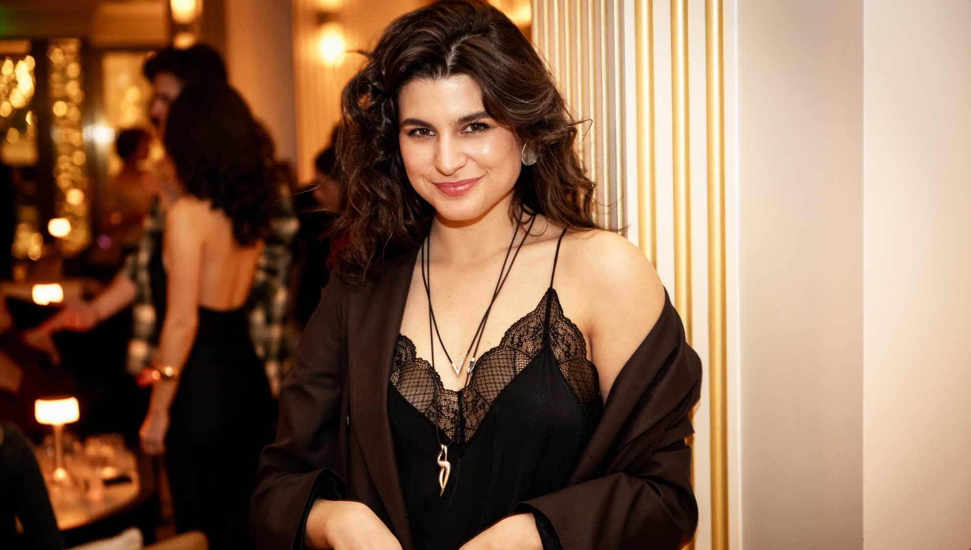 Η Δανάη Παππά σε Christmas party στο Σύνταγμα με lingerie βελούδινο φόρεμα