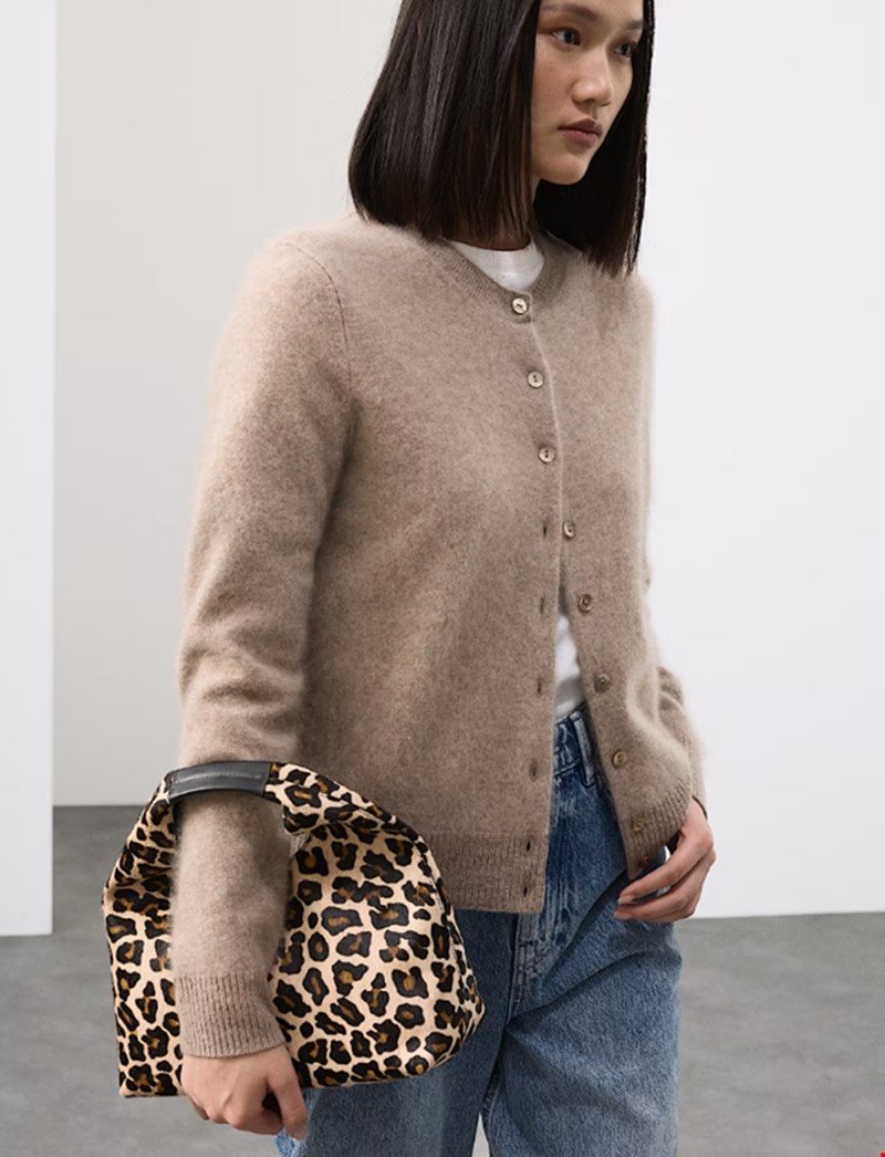 Τριγωνική τσάντα με λαβή και animal print από δέρμα με τρίχες, Marks & Spencer