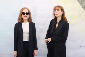 Isabelle Huppert | Η εμφάνιση στο "Ολύμπιον" με leather bomber τζάκετ - εικόνα 4