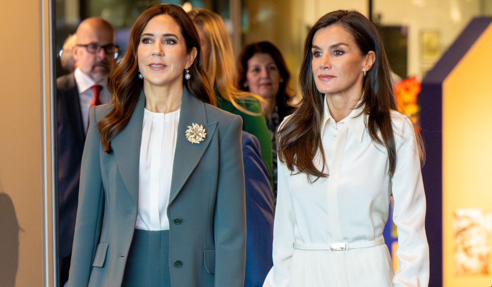 Βασίλισσα Μαίρη της Δανίας | Η tone on tone εμφάνιση σε Χριστουγεννιάτικη συναυλία με κεντρικό κομμάτι ένα πράσινο κοστούμι - εικόνα 1