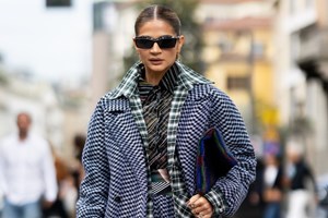 Η Χρυσή Βαρδινογιάννη με μπεζ σακάκι και τζιν παντελόνι | Το αγαπημένο combo των Γαλλίδων - εικόνα 4