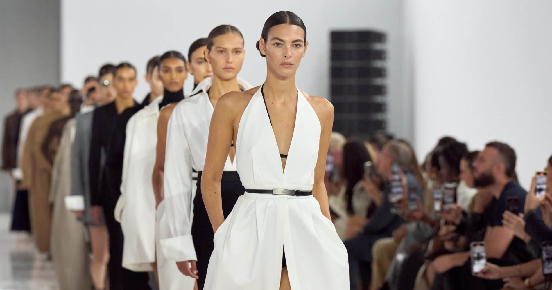 Max Mara | Space buns και no-makeup makeup σε ένα catwalk εμπνευσμένο από τη θεωρία του χάους και την Υπατία - εικόνα 9