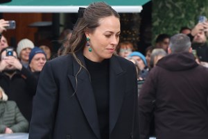 Nina Flohr | Απόδραση στο εξωτερικό μετά το "τελευταίο αντίο" στην Ειρήνη - εικόνα 3