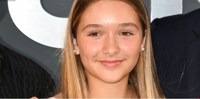 Harper Beckham | Η 13χρονη κόρη του David και της Victoria Beckham εντυπωσίασε με την εμφάνισή της στο show της μητέρας της - εικόνα 1