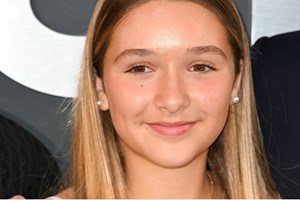 Harper Beckham | Η 13χρονη κόρη του David και της Victoria Beckham εντυπωσίασε με την εμφάνισή της στο show της μητέρας της - εικόνα 1