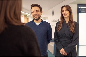 Πριγκίπισσα Rajwa | Με εντυπωσιακό φόρεμα σε φωτογραφία που τραβήχτηκε μετά από βασιλικό γάμο - εικόνα 1