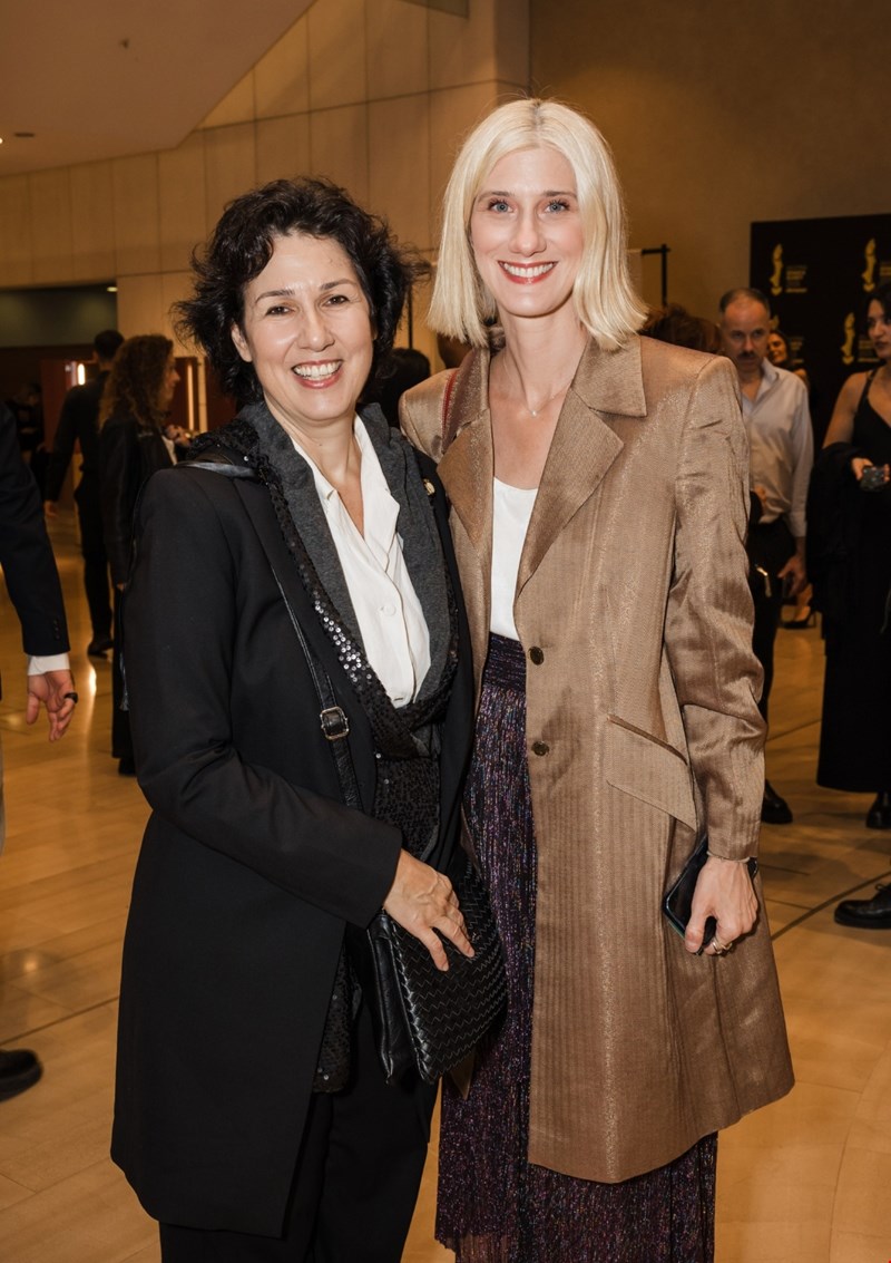 Η θεατρική συντάκτρια του Αθηνοράματος Μαρία Κρύου με τη Βάσω Καβαλιεράτου