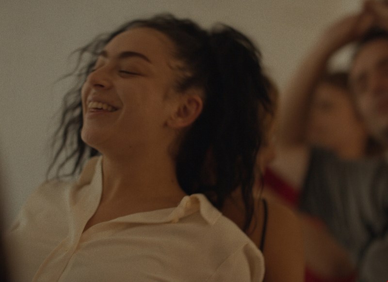 Η Charli XCX σε στιγμιότυπο της ταινίας
