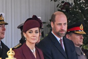 Η Victoria και ο David Beckham στο Παλάτι του Buckingham | Η βραδινή εμφάνιση στο πλευρό της βασίλισσας Καμίλα - εικόνα 1