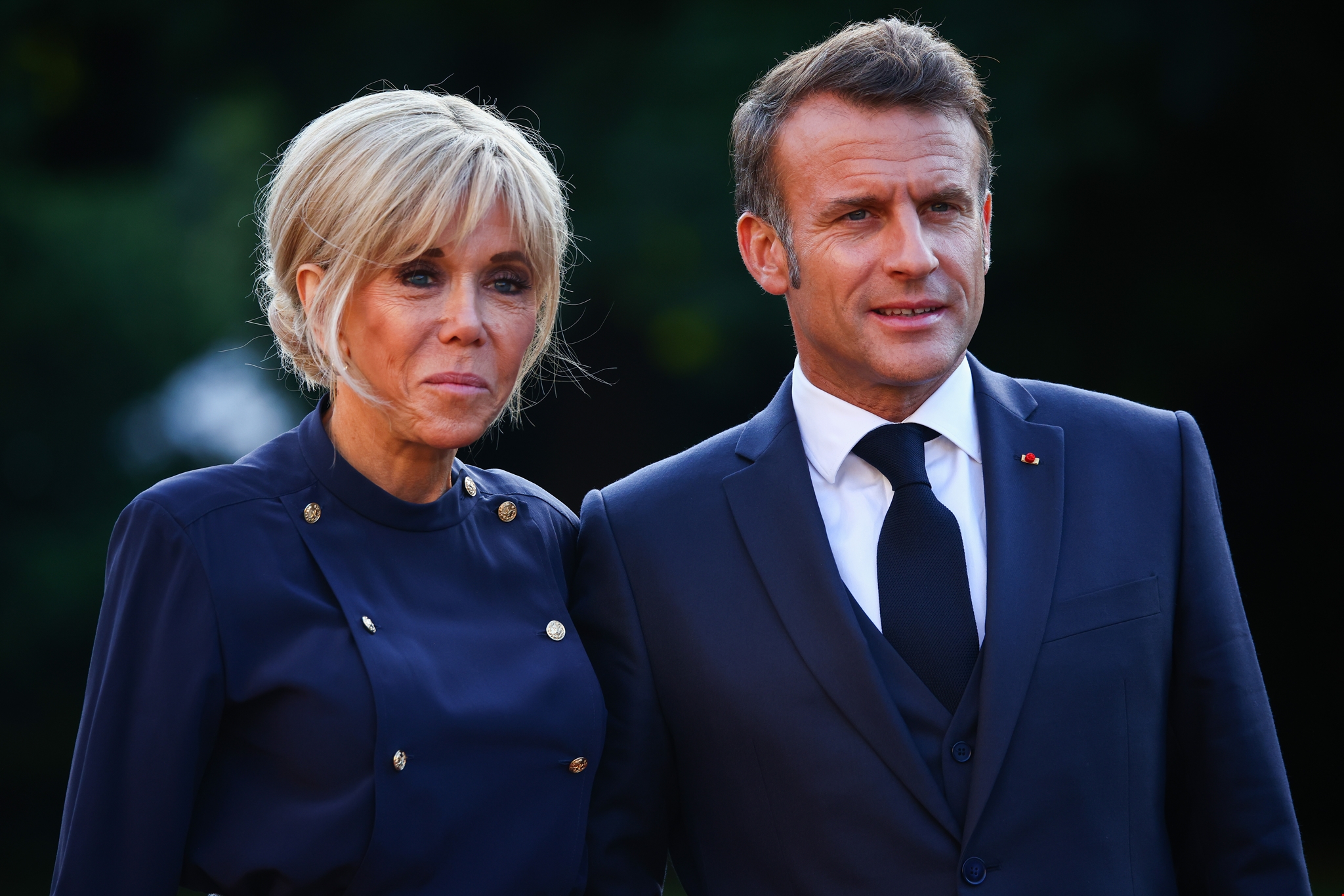 "Είναι ανοησίες": Ο Εmmanuel Macron επιτίθεται στις τρανσφοβικές φήμες για τη σύζυγό του, Brigitte - εικόνα 1