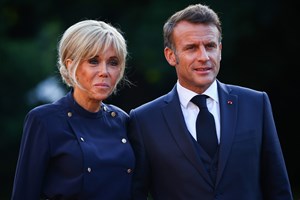 "Είναι ανοησίες": Ο Εmmanuel Macron επιτίθεται στις τρανσφοβικές φήμες για τη σύζυγό του, Brigitte - εικόνα 1