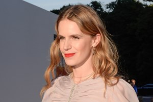 19 χρόνια πριν | Η Ευγενία Νιάρχου ανέμελη σε καλοκαιρινό party με καλή της φίλη - εικόνα 1