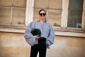 Η Έλλη Στάη με statement μπουφάν με κεντήματα και μπορντό δερμάτινο παντελόνι σε βραδινή έξοδο - εικόνα 3