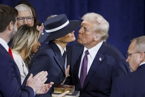 H Melania Trump νύφη πριν από 20 χρόνια | Το Dior νυφικό, το δαχτυλίδι των 2 εκατ. δολαρίων και το κομπολόι αντί για ανθοδέσμη - εικόνα 5