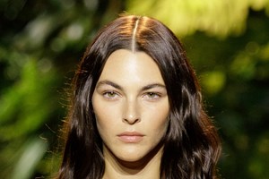 Sarah Jessica Parker | Το αγαπημένο της lip product θα σου χαρίσει ασύγκριτο όγκο και λάμψη στα χείλη - εικόνα 1