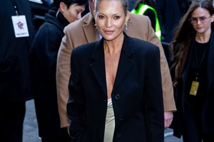 Kate Middleton | Συνδύασε το κλασικό καρό παλτό με στιλάτες suede μπότες - εικόνα 1