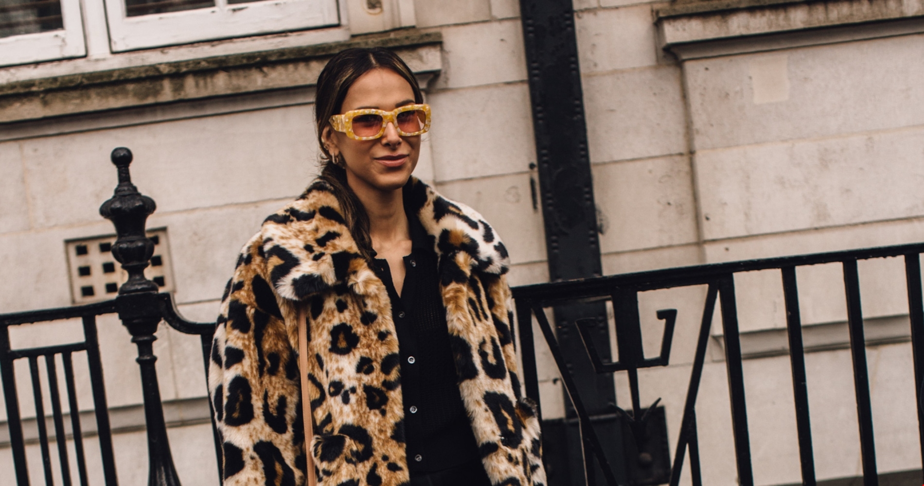 Η Στεφανία Γουλιώτη με το πιο δημοφιλές φόρεμα της σεζόν σε βραδινή έξοδο - εικόνα 1