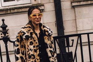 Η Στεφανία Γουλιώτη με το πιο δημοφιλές φόρεμα της σεζόν σε βραδινή έξοδο - εικόνα 1