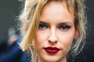 Chocolate Lashes | Γιατί οι Γαλλίδες αντικαθιστούν τη μαύρη mascara με καφέ αυτόν τον χειμώνα - εικόνα 1