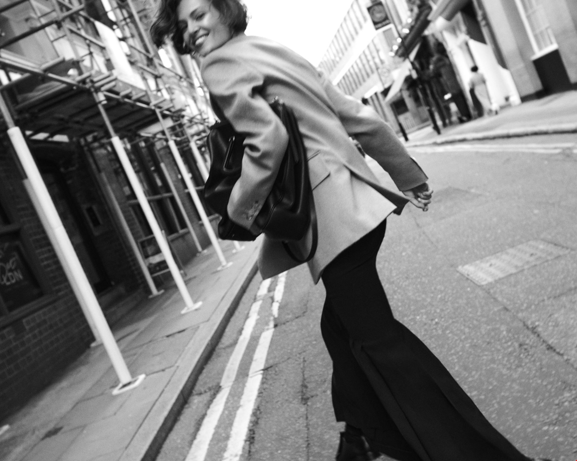 Max Mara | Space buns και no-makeup makeup σε ένα catwalk εμπνευσμένο από τη θεωρία του χάους και την Υπατία - εικόνα 8