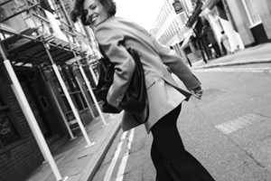 Max Mara | Space buns και no-makeup makeup σε ένα catwalk εμπνευσμένο από τη θεωρία του χάους και την Υπατία - εικόνα 8