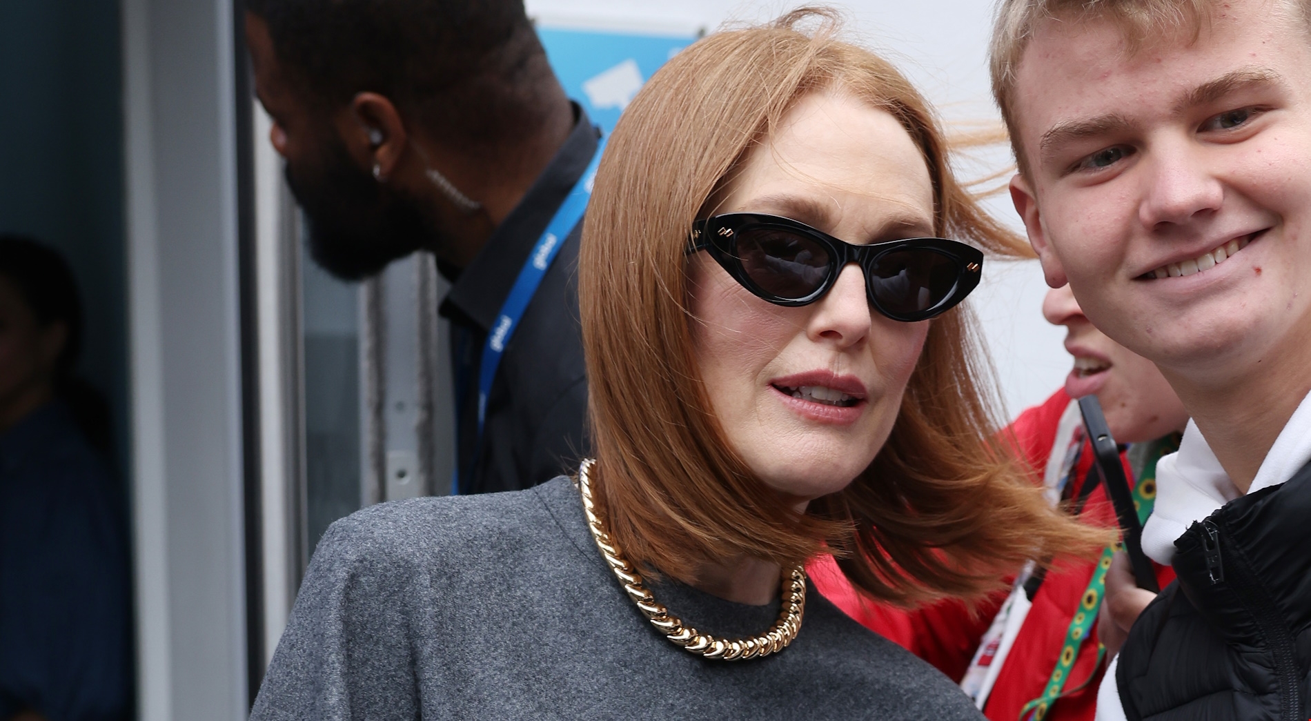 Το λευκό παντελόνι της Julianne Moore είναι το κλειδί για μια δροσερή εμφάνιση χωρίς να προσθέτει κιλά και χρόνια