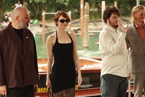 Bugonia | Κυκλοφόρησε το επίσημο τρέιλερ της νέας ταινίας του Γιώργου Λάνθιμου με την Emma Stone - εικόνα 1