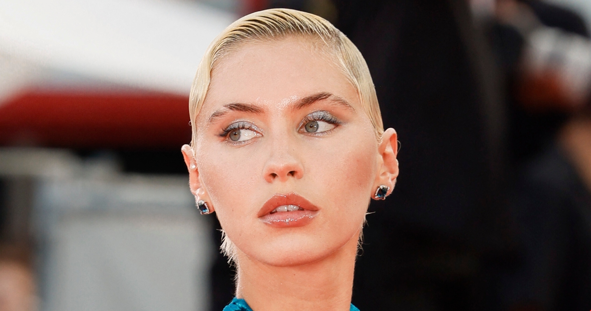 Kate Moss | Το κραγιόν της στην επίδειξη Saint Laurent της PFW έχει το χρώμα που θα φορεθεί περισσότερο αυτή τη σεζόν - εικόνα 2