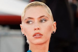 Kate Moss | Το κραγιόν της στην επίδειξη Saint Laurent της PFW έχει το χρώμα που θα φορεθεί περισσότερο αυτή τη σεζόν - εικόνα 2