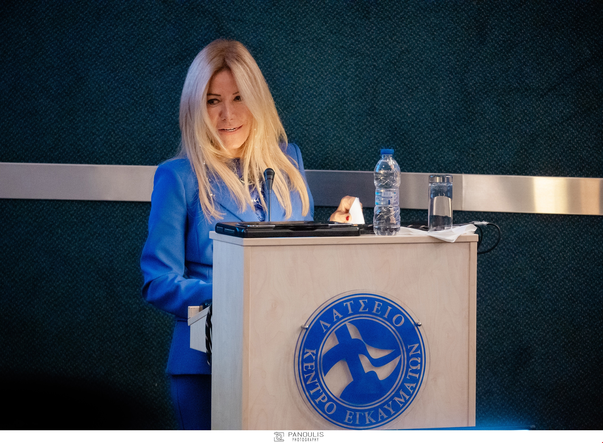 Μαριάννα Λάτση | H chic εμφάνιση με μπλε κοστούμι και sneakers σε σημαντική εκδήλωση